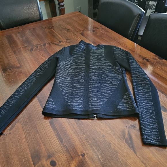 Brand new without tags Marciano sweater jacket. In excellent condition. Never xs - Picture 2 of 6